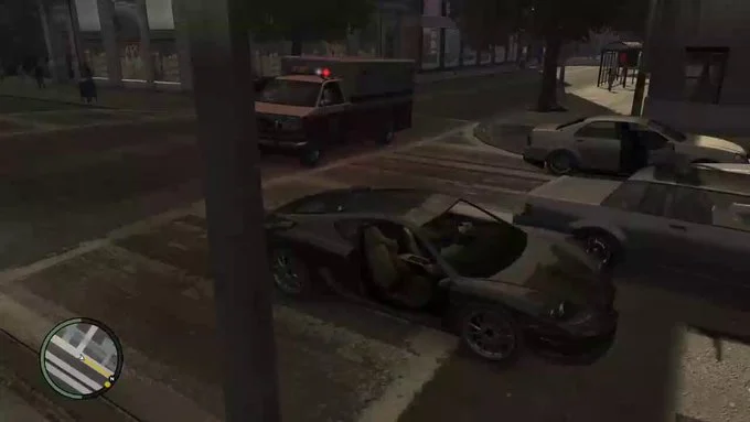 ۲) اورژانس‌ها

اورژانس‌ها تو GTA 4 خیلی واقعی‌ان. اگه یه عابر پیاده آسیب ببینه، آمبولانس میاد و واقعا میتونن NPC ها رو احیا کنن.

این یه چیزی بود که خیلی دلم میخواست تو GTA 5 هم باشه، ولی اورژانس‌ها فقط یه جوری نگات میکنن.